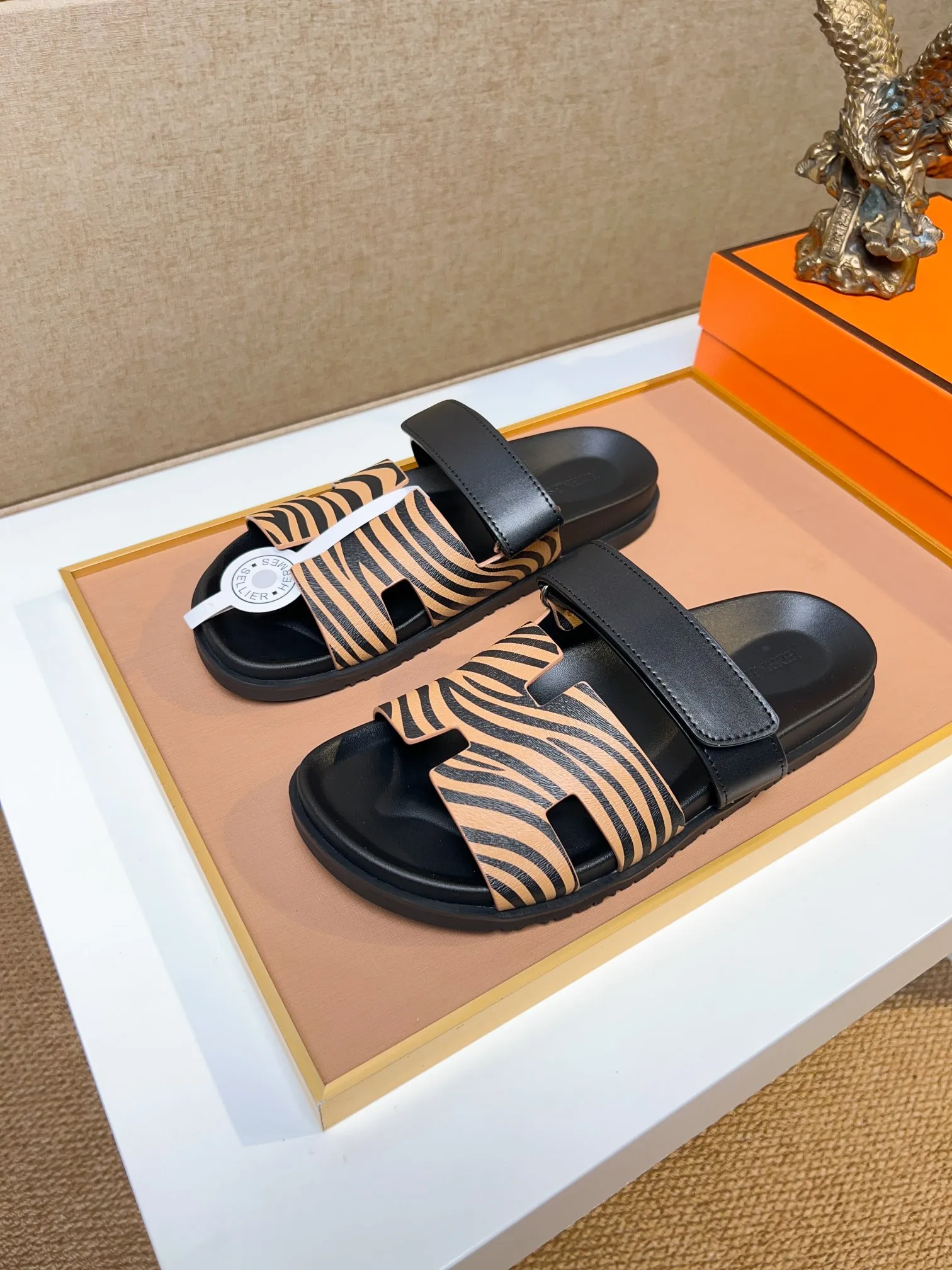 Men's clothing and shoes 💰340 💅💅💅 new arrival. Hermes Hermes official website latest counter synchronized new oran color leather H slippers, the original Paris version flew back to the original model and opened the mold to make it perfectly🍌The highest quality Sincerity, you can enter and leave the counter at will [Deyi] The upper is made of original customized  colored palm prints, crocodile print, ostrich print, colored cow leather, colored cow suede, 🤔 horse hair, 🥳 colored diamonds, 🥰 3D printing, and other genuine leather slippers, imported cow pattern foot pad lining, Italian  latest original genuine leather combination outsole Code number: 38-48 (customized at 46.47.48) Can be made into picture combination sole with genuine leather pattern and ordinary molded outsole